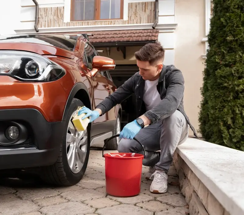 Lavage auto à domicile Fesches-le-Châtel : professionnel intervenant sur un véhicule